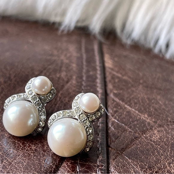 Marvella | Vintage | Faux Pearl Crystal Silver Tone Clip On Earrings - Picture 9 of 14